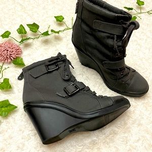 Woman’s Simply Vera Wang wedge booties size 9